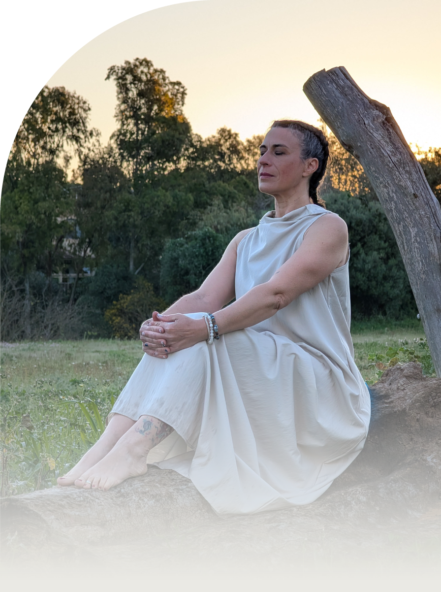 Mujer sentada al atardecer