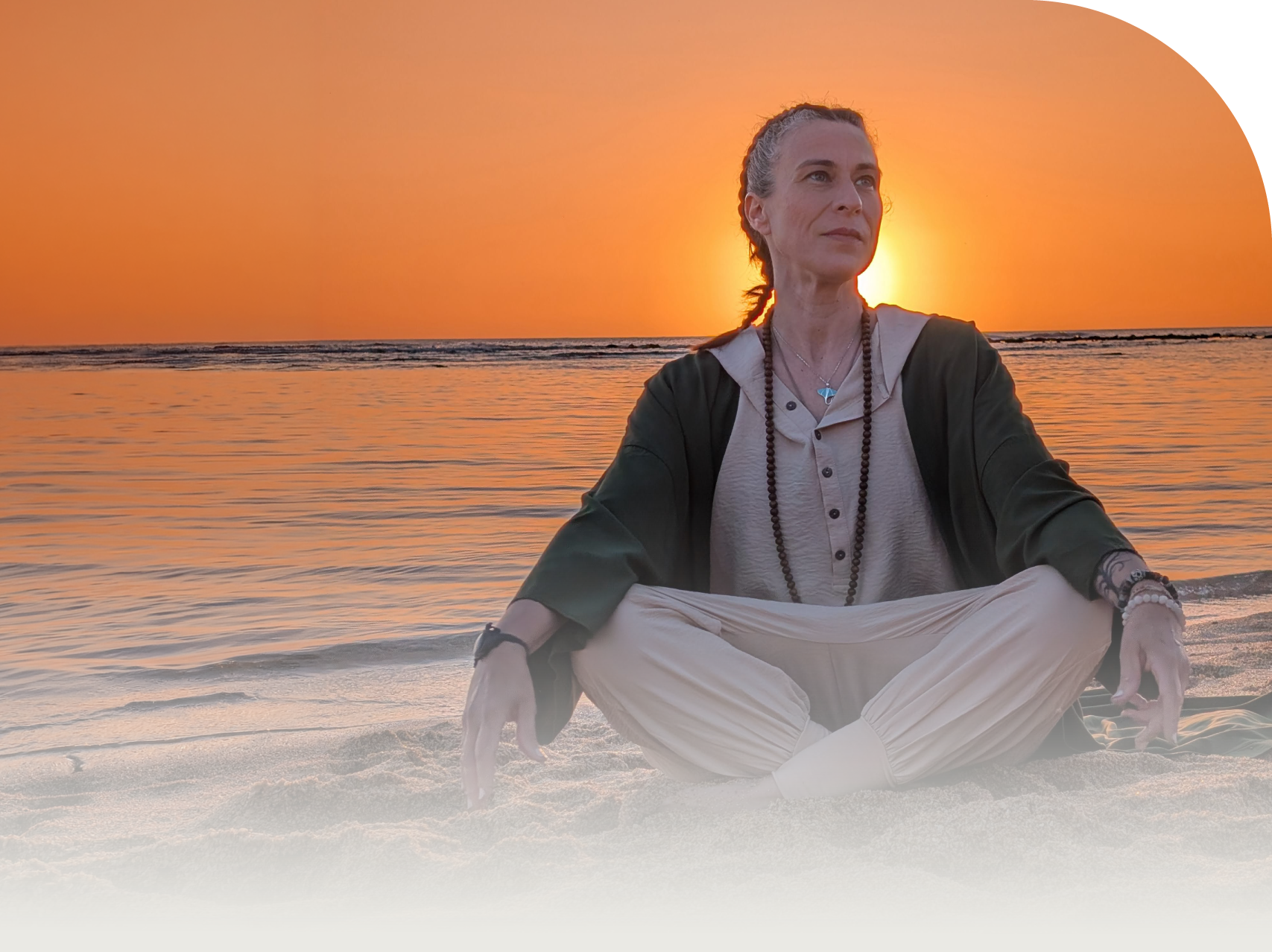 Ana García en la playa al atardecer
